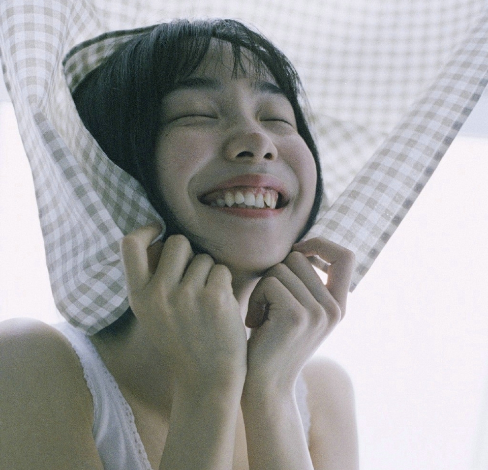 短发素颜妹子悠闲慵懒愉悦私房时光