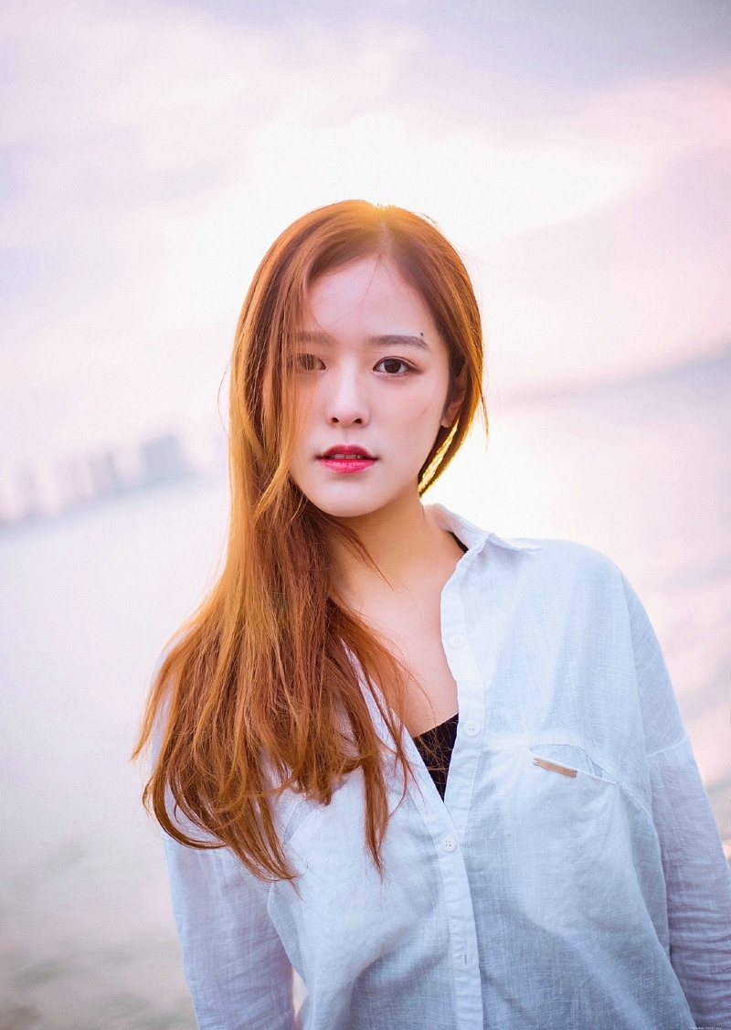 河岸边的白衬衫气质女神精致五官写真