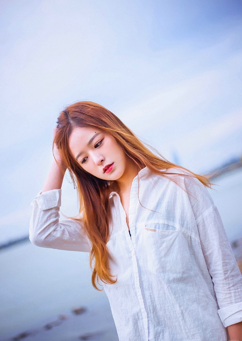 河岸边的白衬衫气质女神精致五官写真
