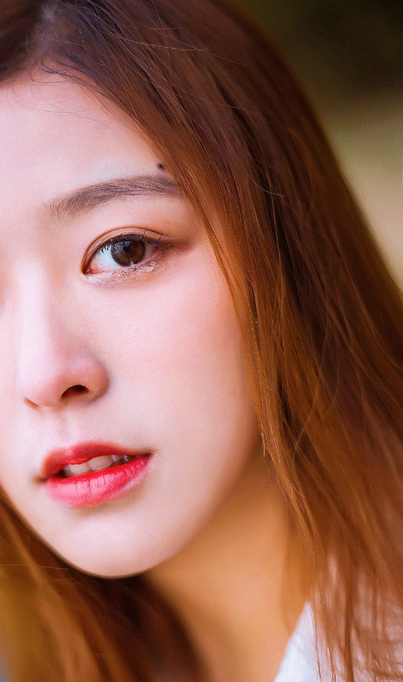 河岸边的白衬衫气质女神精致五官写真