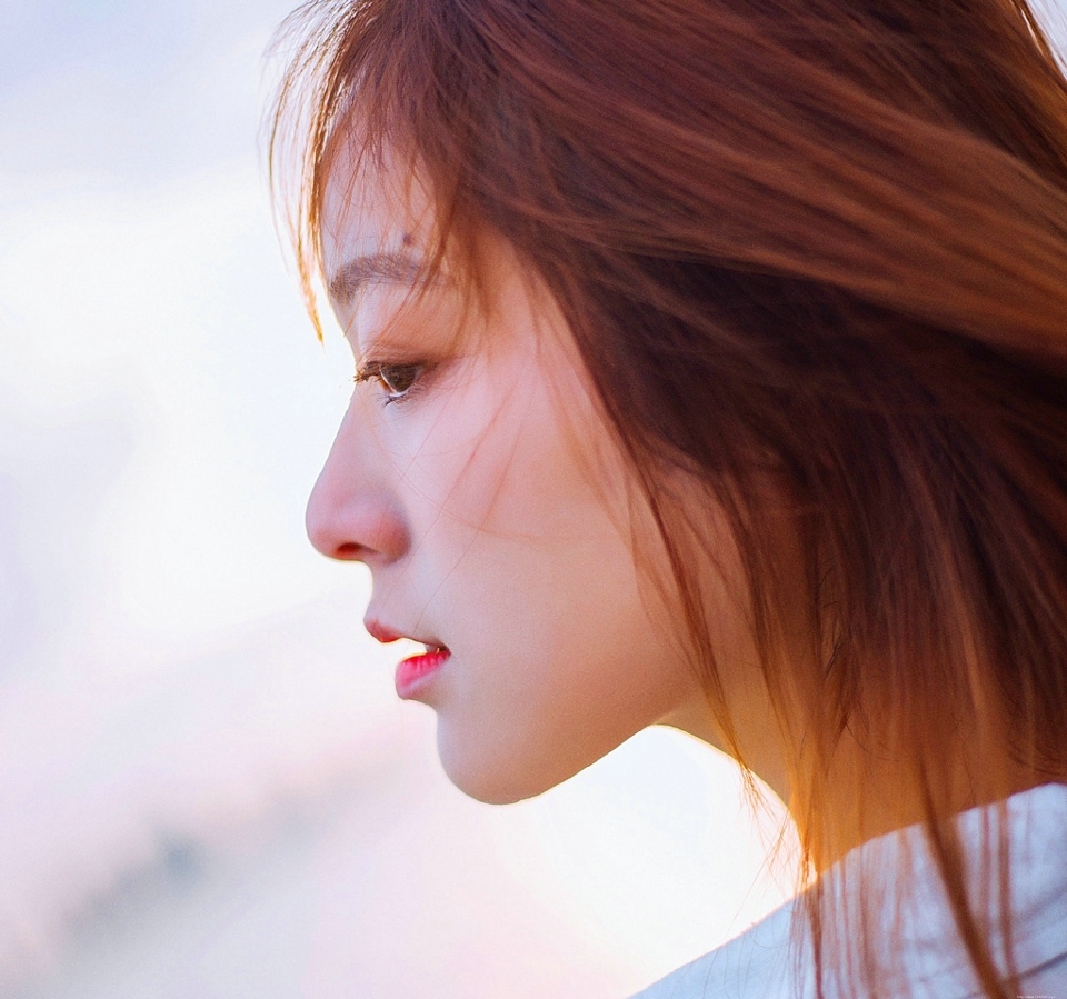 河岸边的白衬衫气质女神精致五官写真