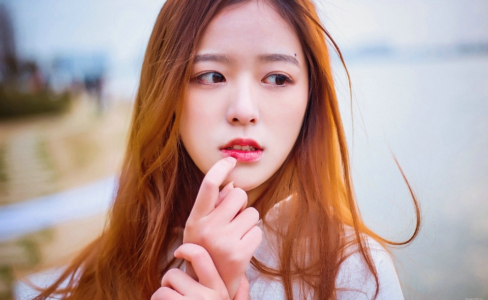 河岸边的白衬衫气质女神精致五官写真