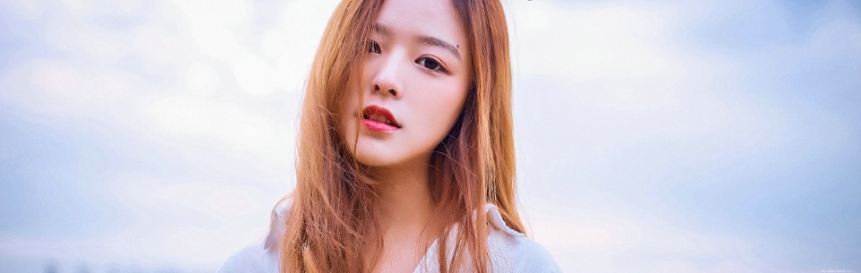 河岸边的白衬衫气质女神精致五官写真