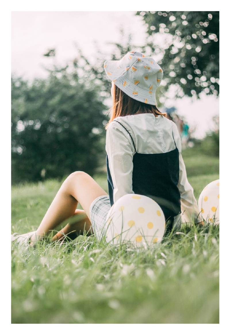 草地上的气球少女清凉笑容灿烂