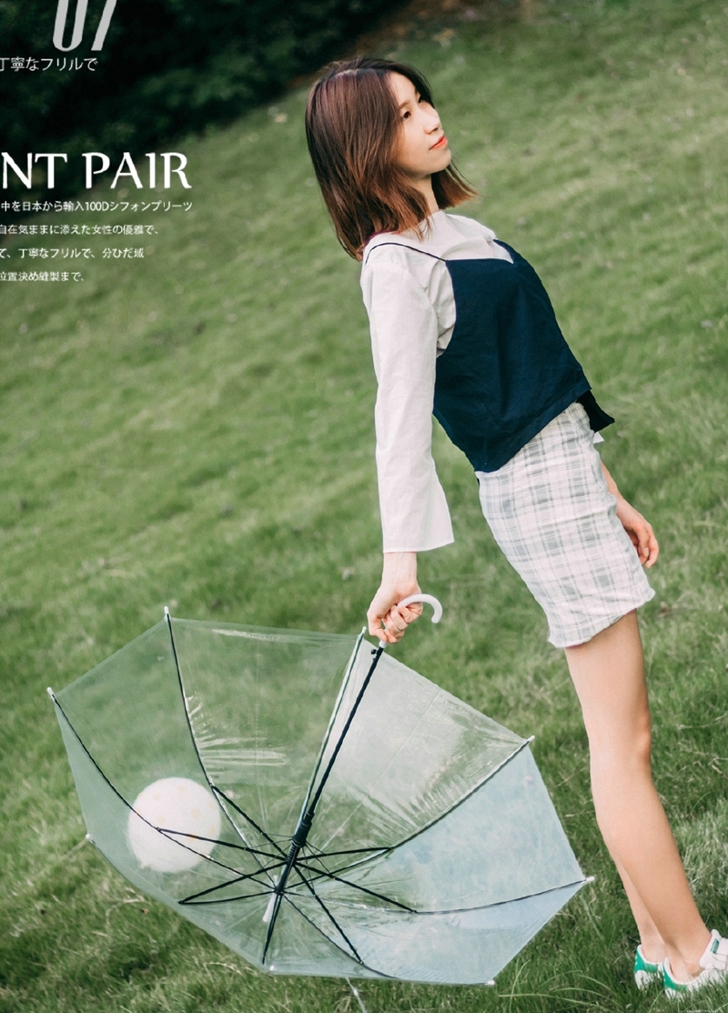 草地上的气球少女清凉笑容灿烂