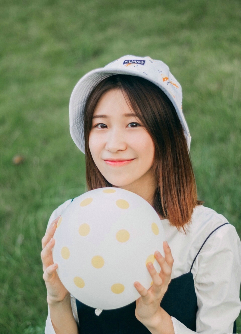 草地上的气球少女清凉笑容灿烂