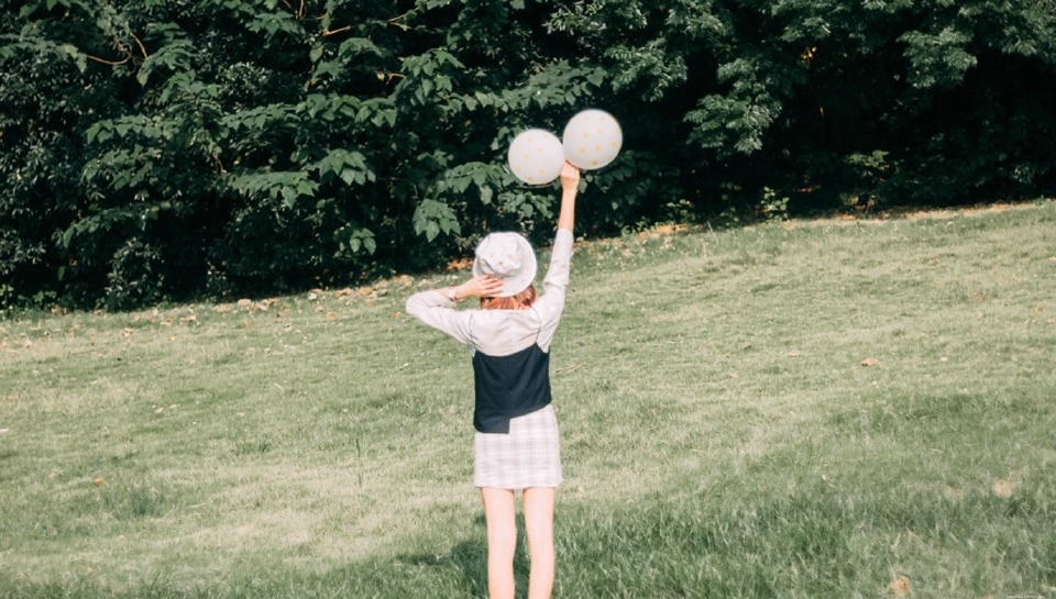 草地上的气球少女清凉笑容灿烂