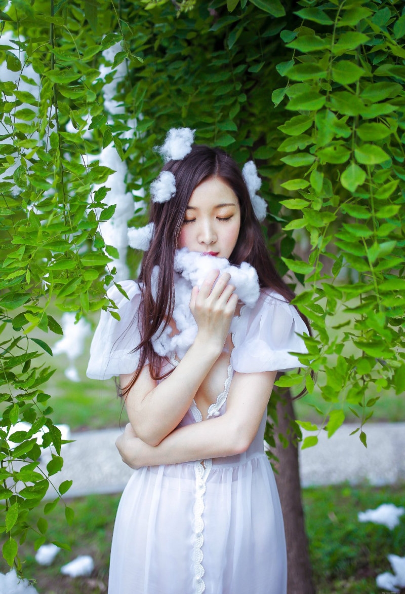 棉花美女白色长裙真空露乳红唇美艳