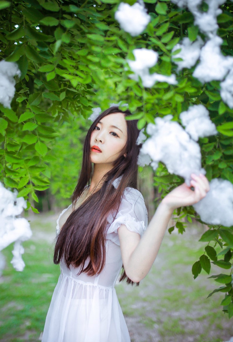 棉花美女白色长裙真空露乳红唇美艳
