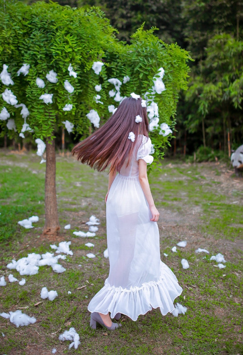 棉花美女白色长裙真空露乳红唇美艳