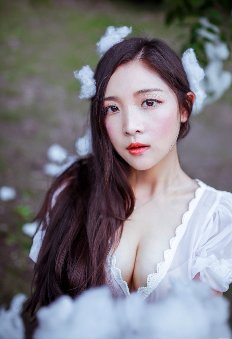 棉花美女白色长裙真空露乳红唇美艳