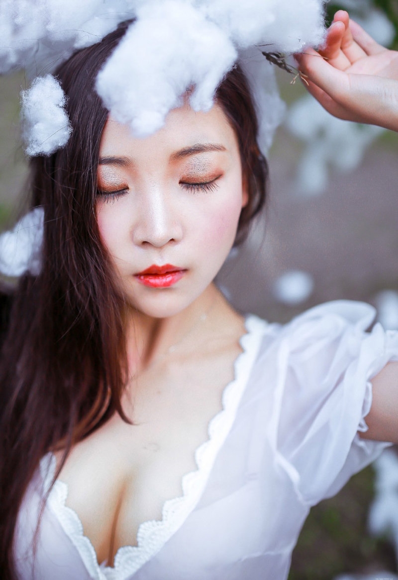 棉花美女白色长裙真空露乳红唇美艳