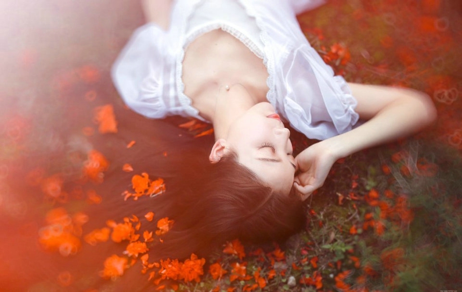 棉花美女白色长裙真空露乳红唇美艳