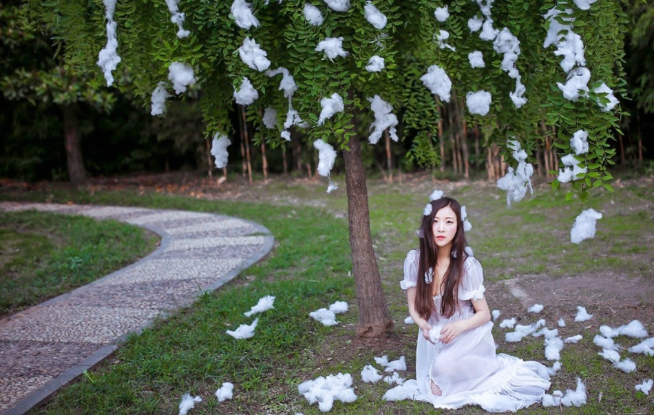 棉花美女白色长裙真空露乳红唇美艳