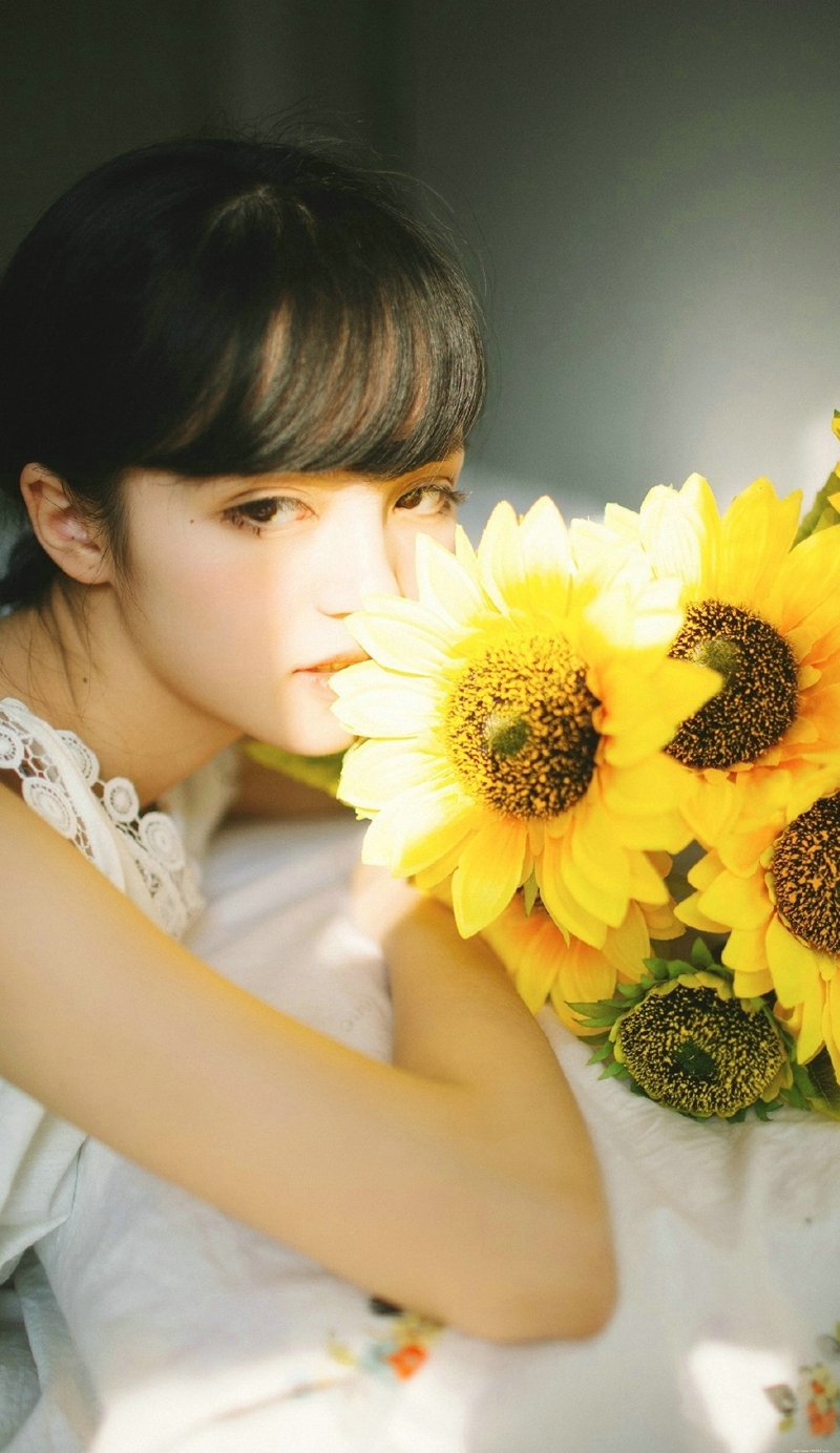 高颜值混血美女向日葵阳光洒进心里