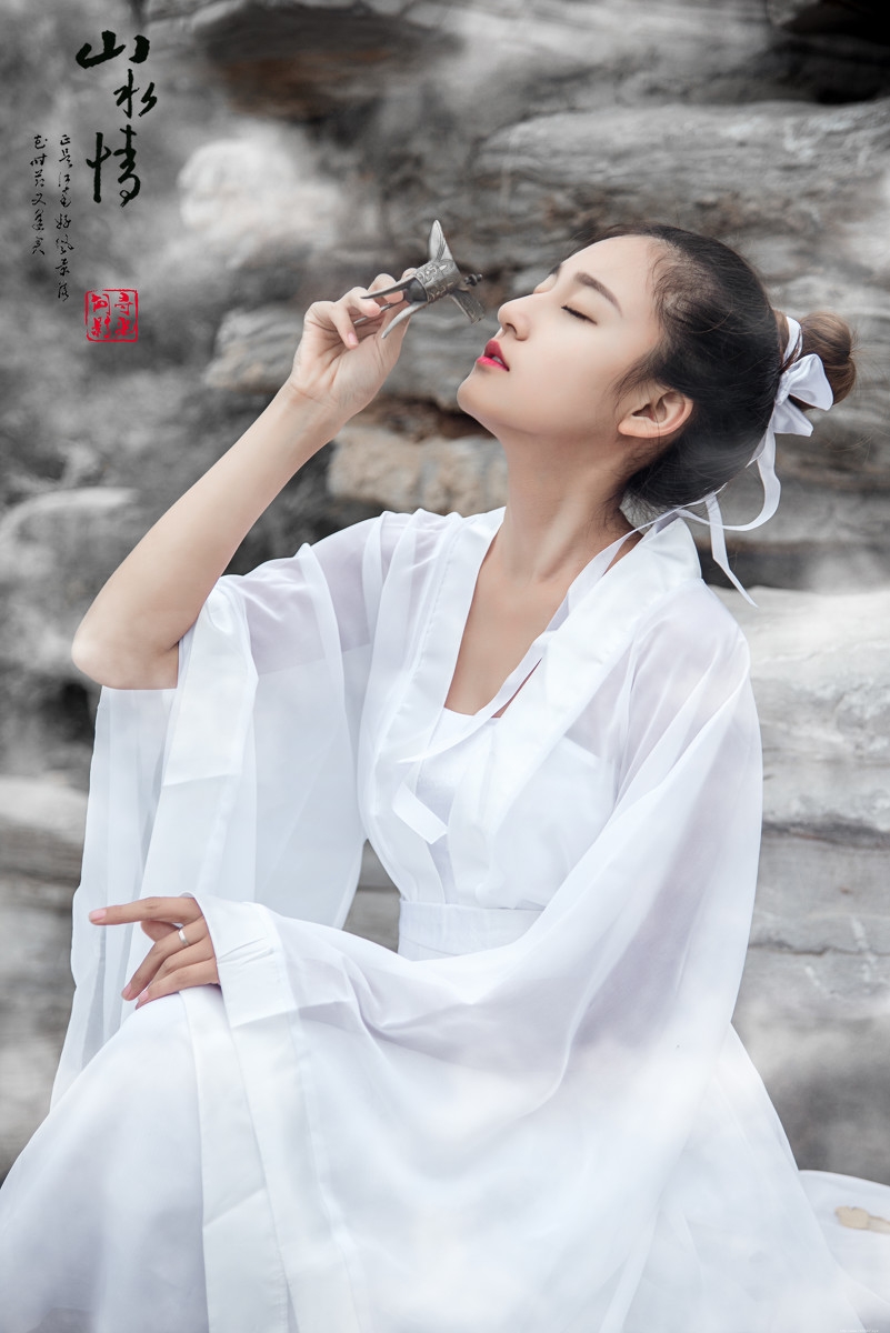 古装白裙美女演绎小狐仙唯美可人