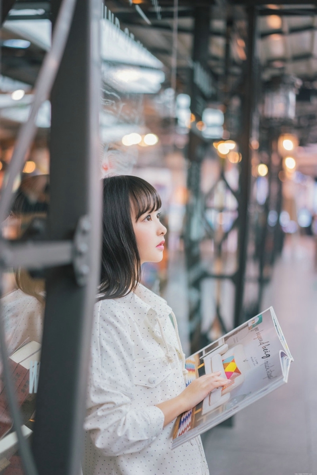 图书馆清纯大眼刘海黑长直发美少女甜美迷人写真