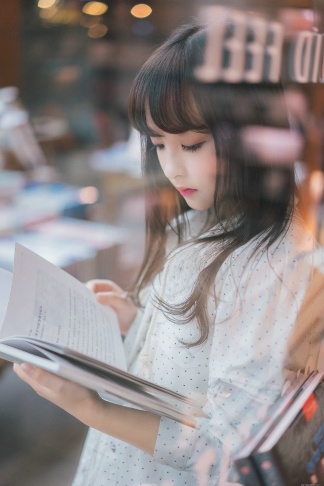 图书馆清纯大眼刘海黑长直发美少女甜美迷人写真