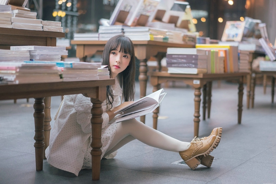 图书馆清纯大眼刘海黑长直发美少女甜美迷人写真