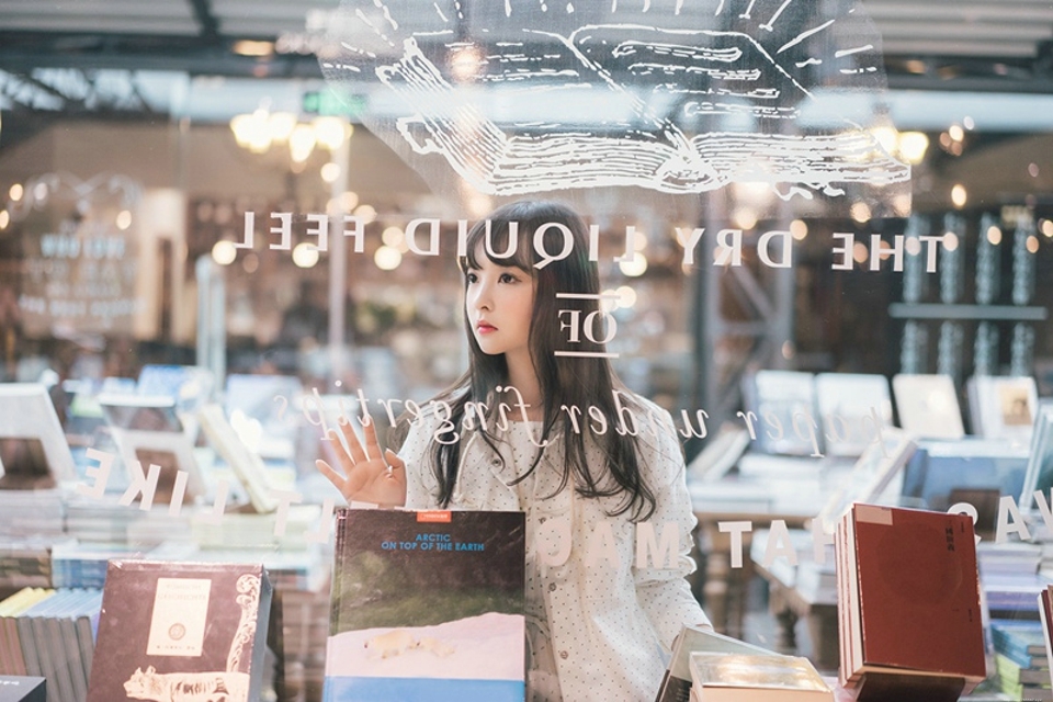 图书馆清纯大眼刘海黑长直发美少女甜美迷人写真