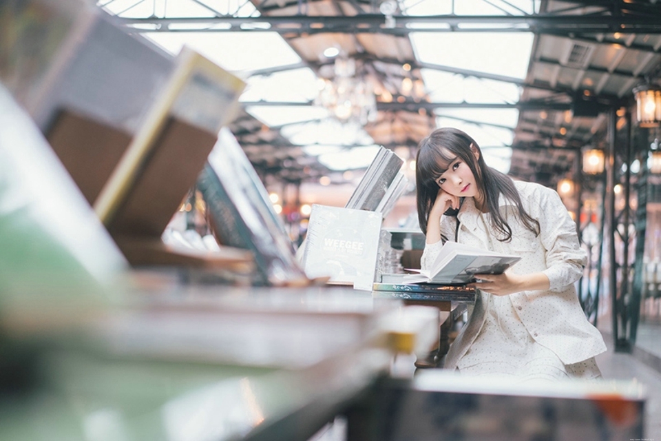 图书馆清纯大眼刘海黑长直发美少女甜美迷人写真