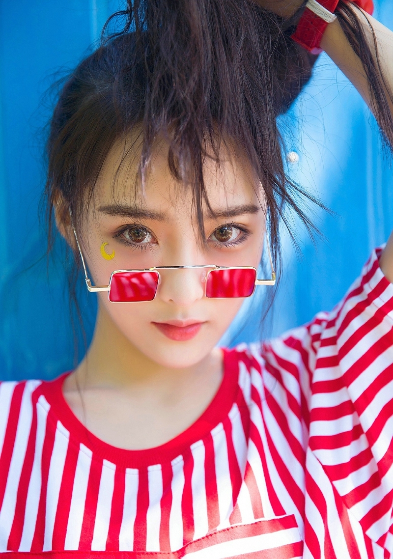 游乐场内的长发可爱活力少女