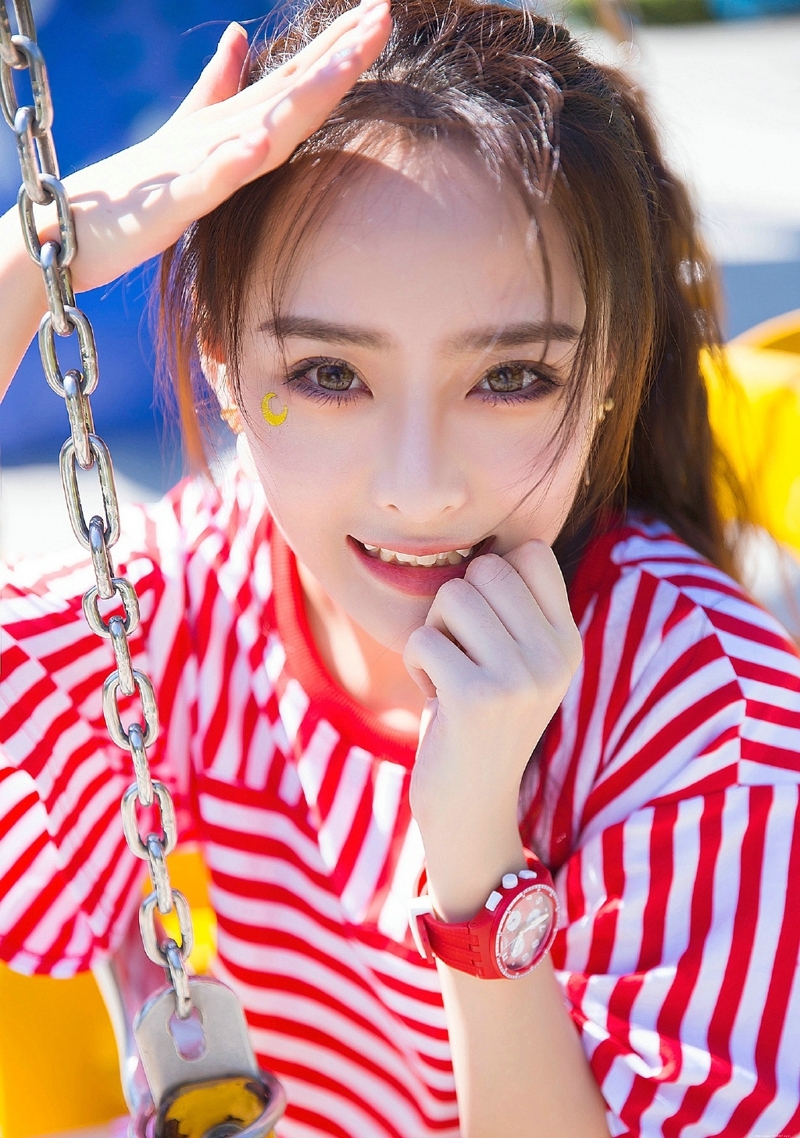 游乐场内的长发可爱活力少女