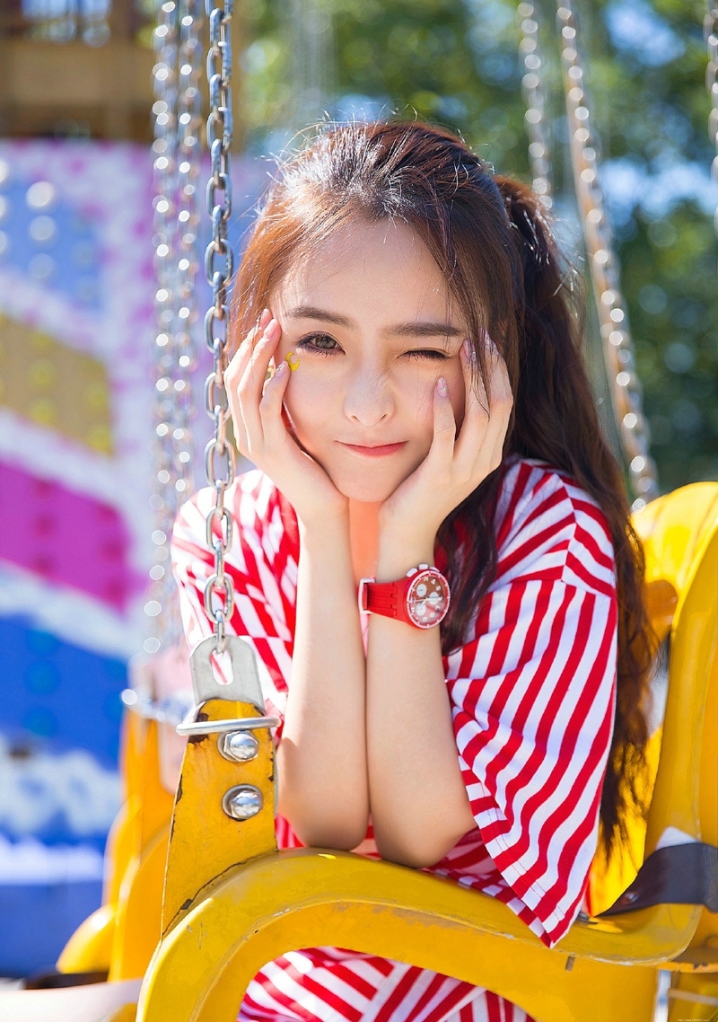 游乐场内的长发可爱活力少女