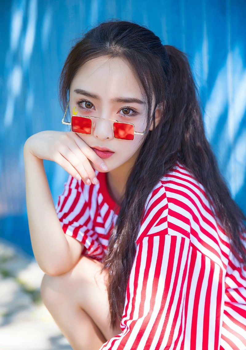 游乐场内的长发可爱活力少女