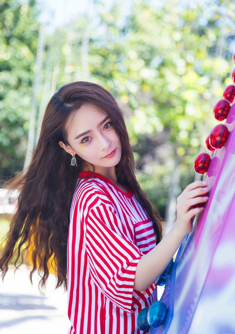 游乐场内的长发可爱活力少女