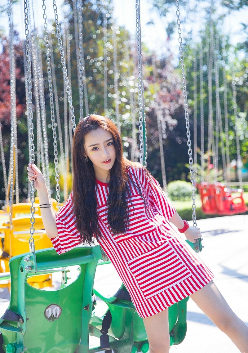 游乐场内的长发可爱活力少女