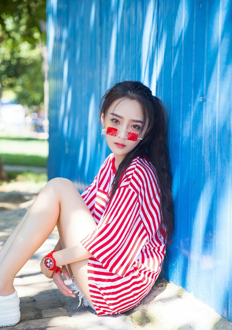 游乐场内的长发可爱活力少女