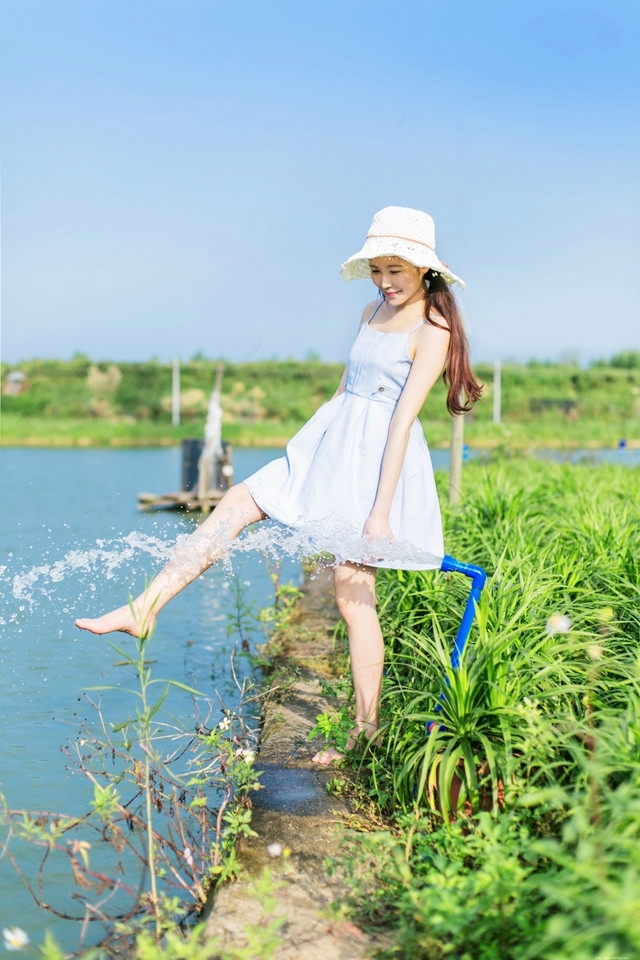 氧气少女浅蓝连衣裙海边戏水展甜美笑颜