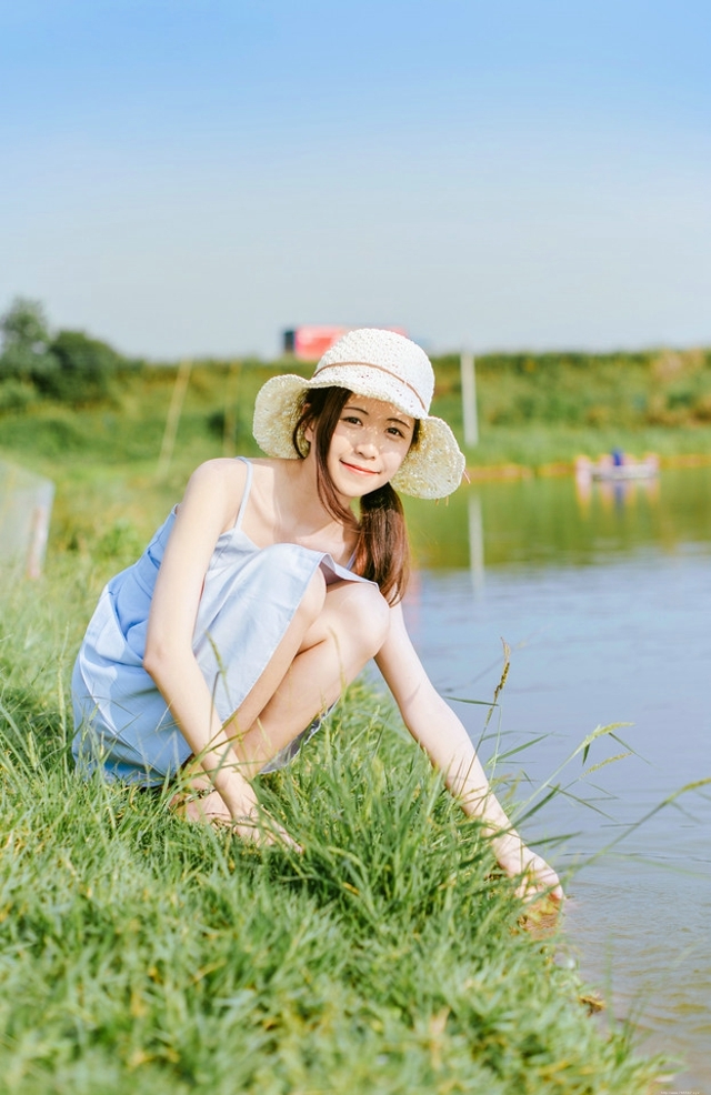 氧气少女浅蓝连衣裙海边戏水展甜美笑颜