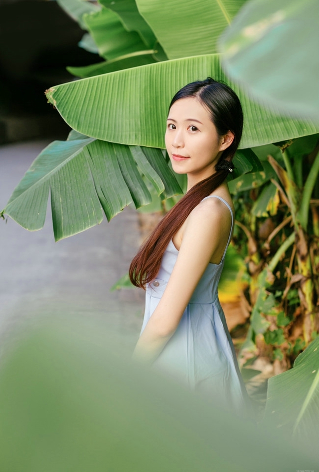 氧气少女浅蓝连衣裙海边戏水展甜美笑颜