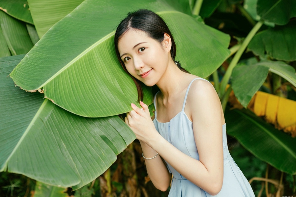 氧气少女浅蓝连衣裙海边戏水展甜美笑颜