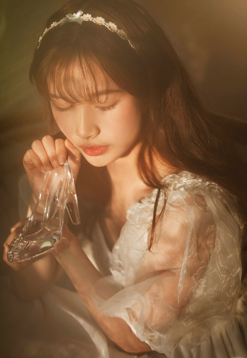 纯美朦胧私房内的纱裙美女安静宜人