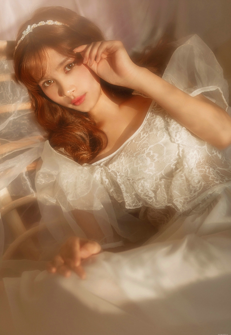 纯美朦胧私房内的纱裙美女安静宜人