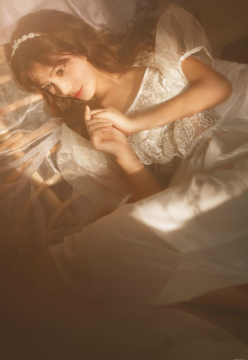 纯美朦胧私房内的纱裙美女安静宜人