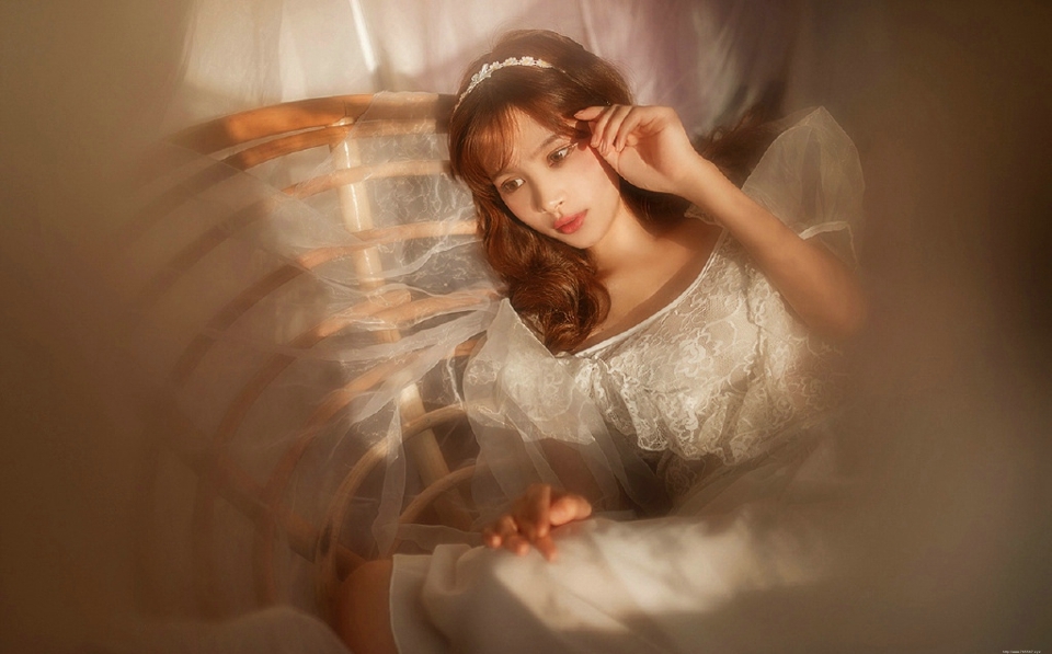 纯美朦胧私房内的纱裙美女安静宜人