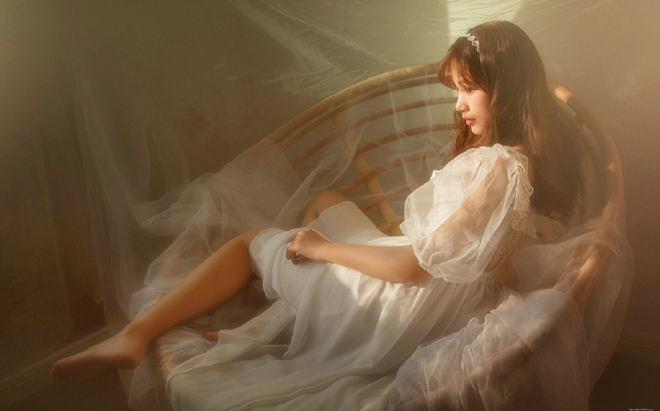 纯美朦胧私房内的纱裙美女安静宜人