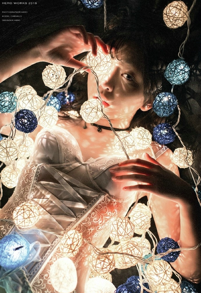 灯光之下的少女宁静唯美夜晚写真