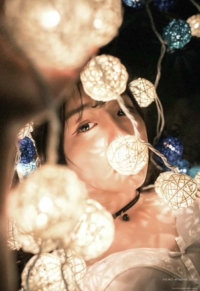 灯光之下的少女宁静唯美夜晚写真