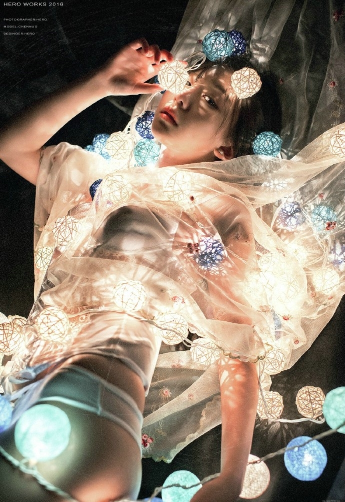 灯光之下的少女宁静唯美夜晚写真