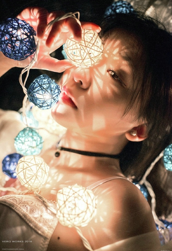 灯光之下的少女宁静唯美夜晚写真