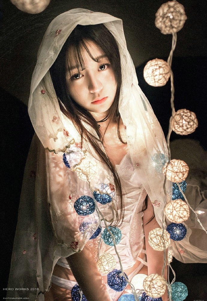 灯光之下的少女宁静唯美夜晚写真