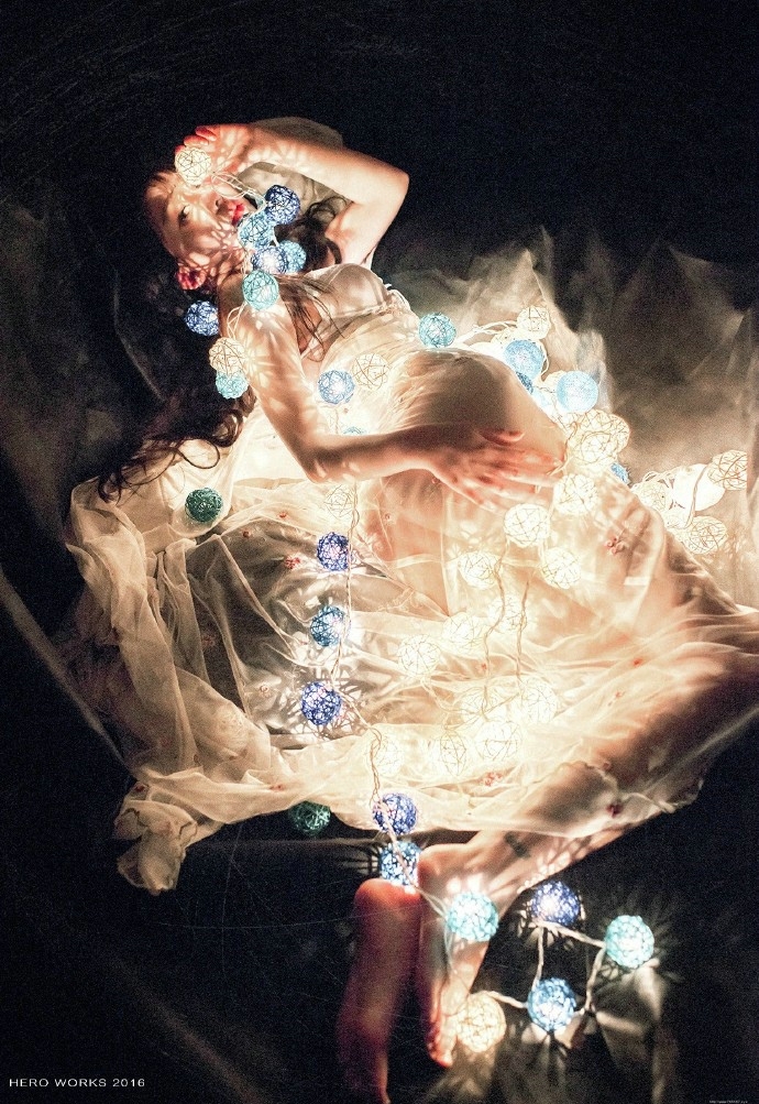 灯光之下的少女宁静唯美夜晚写真