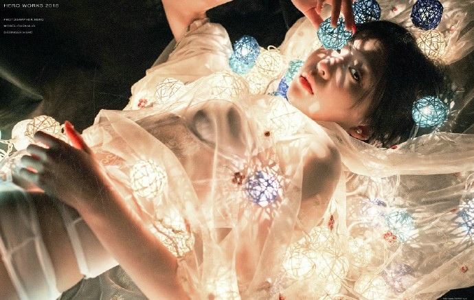 灯光之下的少女宁静唯美夜晚写真