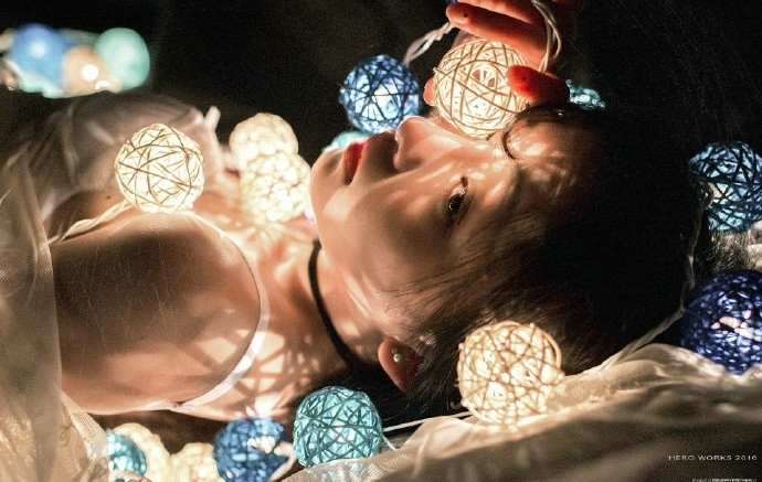 灯光之下的少女宁静唯美夜晚写真