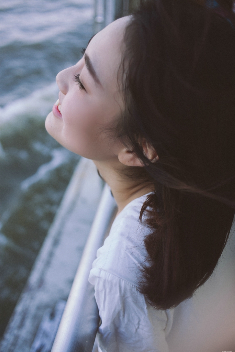 轮船上的白T少女笑容灿烂迷人
